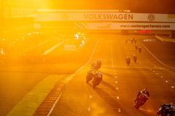 Action während des Sonnenuntergangs