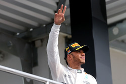 Podium: winnaar Lewis Hamilton, Mercedes AMG F1