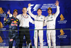 Podio: secondo Daniel Ricciardo, Red Bull Racing; il vincitore Nico Rosberg, Mercedes AMG F1; terzo