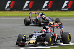 Daniil Kvyat, Scuderia Toro Rosso STR11 lidera a Carlos Sainz Jr., Scuderia Toro Rosso STR11