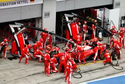 Kimi Räikkönen, Ferrari SF16-H s'arrête aux stands