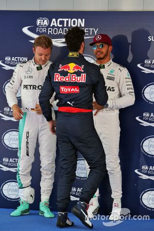Nico Rosberg, Mercedes AMG F1 con Daniel Ricciardo, Red Bull Racing y el ganador de la pole Lewis Ha