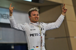 Победитель гонки - Нико Росберг, Mercedes AMG F1 празднует в закрытом парке