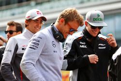 Nico Rosberg, Mercedes AMG F1 Team with Nico Hulkenberg, Sahara Force India F1 en el desfile de pilo