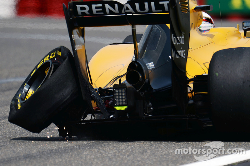 2. Kevin Magnussen, Renault Sport F1 Team RS16 con un neumático Pirelli trasero izquierdo pinchado