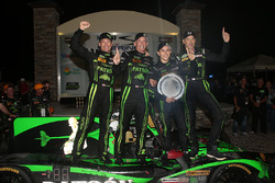 Todos los ganadores Johannes van Overbeek, Scott Sharp, Ed Brown, Pipo Derani, ESM Racing