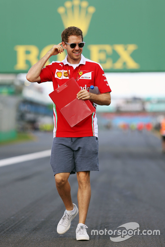 Sebastian Vettel, da Ferrari, caminha pelo circuito de Melbourne