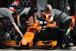 Механики McLaren работают над MCL32 Фернандо Алонсо