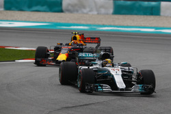 Lewis Hamilton, Mercedes AMG F1 W08, Max Verstappen, Red Bull Racing RB13