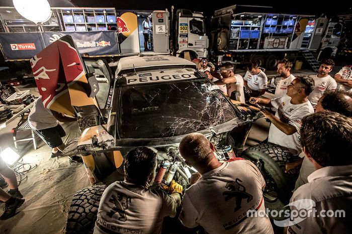 El coche chocado #104 Peugeot Sport Peugeot 3008 DKR: Sébastien Loeb, Daniel Elena