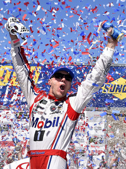 Race winner Kevin Harvick, Stewart-Haas Racing Ford