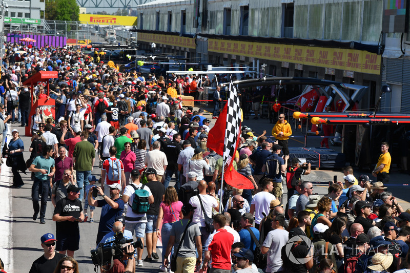 Des fans dans la ligne des stands