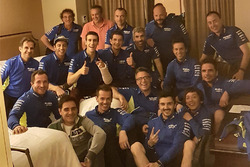 Alex Rins, Team Suzuki MotoGP, soutenu par son team à l'hôpital