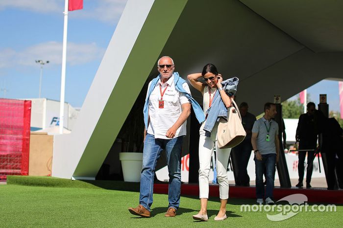 Dietrich Mateschitz, CEO y fundador de Red Bull en las puertas del Paddock