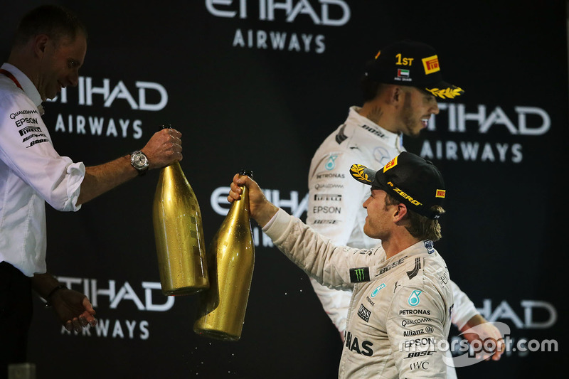 Segundo lugar de Nico Rosberg, de Mercedes AMG F1 celebra su campeonato del mundo en el podio con To