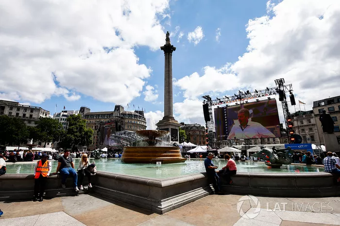 Pantallas gigantes cerca de la Nelsons Column