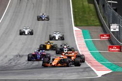Fernando Alonso, McLaren MCL32, Stoffel Vandoorne, McLaren MCL32, Daniil Kvyat, Scuderia Toro Rosso 