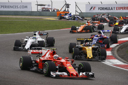 Кими Райкконен, Ferrari SF70H, Нико Хюлькенберг, Renault Sport F1 RS17, Фелипе Масса, Williams FW40,