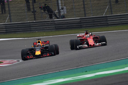 Sebastian Vettel, Ferrari SF70-H et Daniel Ricciardo, Red Bull Racing RB13