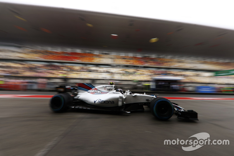 Lance Stroll, Williams FW40, en el pitlane