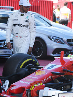 Lewis Hamilton, Mercedes AMG F1 mira el Ferrari SF70H en parc ferme