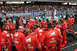 Des mécaniciens Ferrari autour de la voiture de Kimi Raikkonen, Ferrari SF70H
