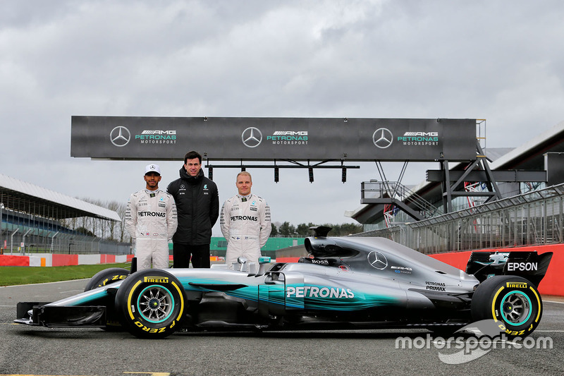 Lewis Hamilton, Valtteri Bottas und Mercedes-Sportchef Toto Wolff mit dem Mercedes W08