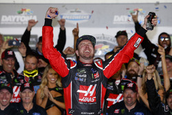 Kurt Busch, Stewart-Haas Racing Ford, celebra en Victory Lane