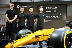 Jarno Opmeer, pilote Renault Sport Academy; Max Fewtrell, pilote Renault Sport Academy; Sun Yue Yang, pilote Renault Sport Academy; Jack Aitken, pilote Renault Sport Academy avec la Renault Sport F1 Team R.S.17