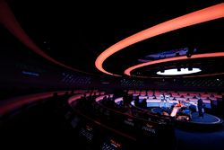 Pilotos Stoffel Vandoorne y Fernando Alonso en el escenario con el presentador Simon Lazenby en el lanzamiento de la McLaren MCL32