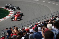 Кімі Райкконен, Ferrari SF70H, Ромен Грожан, Haas F1 Team VF-17
