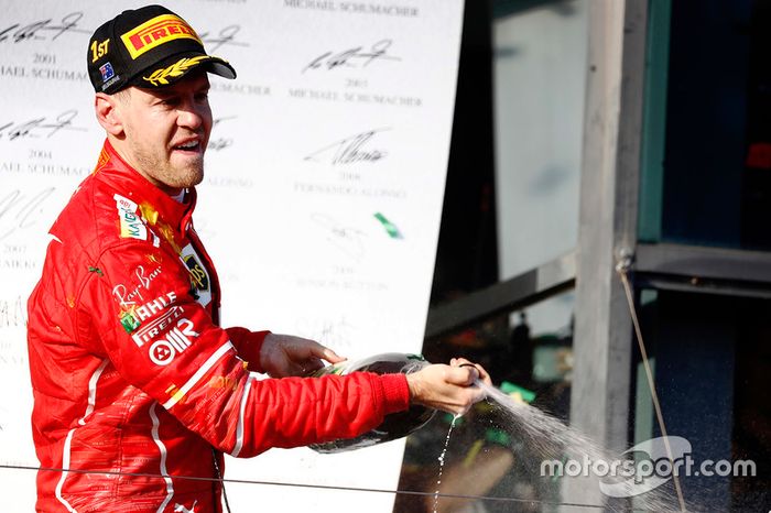 Sebastian Vettel, Ferrari, celebra con la Champaña en el podio después de ganar la carrera