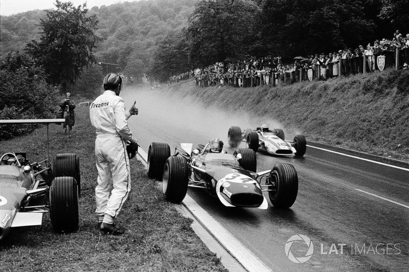 Jo Siffert, Lotus kölcsönkér egy száraz viszonyokra való plexit Graham Hilltől, aki már kiesett. John Surtees (Honda) elhalad mellettük