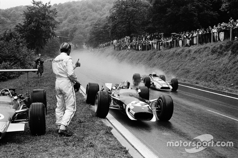 Jo Siffert, Lotus stopt om een droog vizier te lenen van Graham Hill, die al had opgegeven. John Surtees, Honda passeert hen