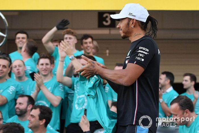 Lewis Hamilton, Mercedes AMG F1, 3rd position, and the Mercedes team celebrate