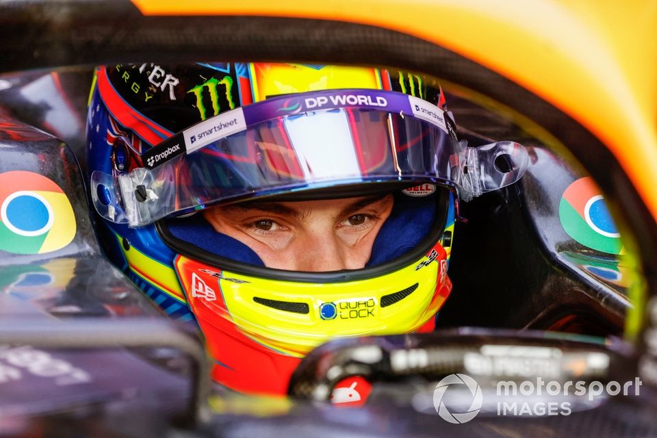 Oscar Piastri, McLaren F1 Team, w swoim kokpicie