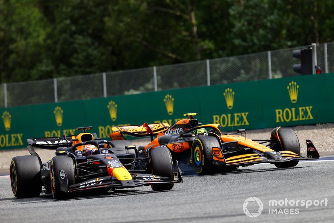 Max Verstappen, Red Bull Racing RB20, prowadzi Lando Norris, McLaren MCL38