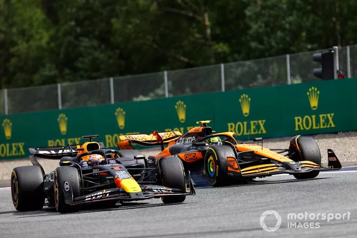 Max Verstappen, Red Bull Racing RB20, adelanta a Lando Norris, McLaren MCL38