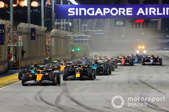 Lando Norris, McLaren MCL38, Max Verstappen, Red Bull Racing RB20, Lewis Hamilton, Mercedes F1 W15, George Russell, Mercedes F1 W15, Sergio Pérez, Red Bull Racing RB20, el resto de la parrilla en la salida.