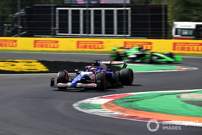 Daniel Ricciardo, RB F1 Team VCARB 01, Zhou Guanyu, Stake F1 Team KICK Sauber C44