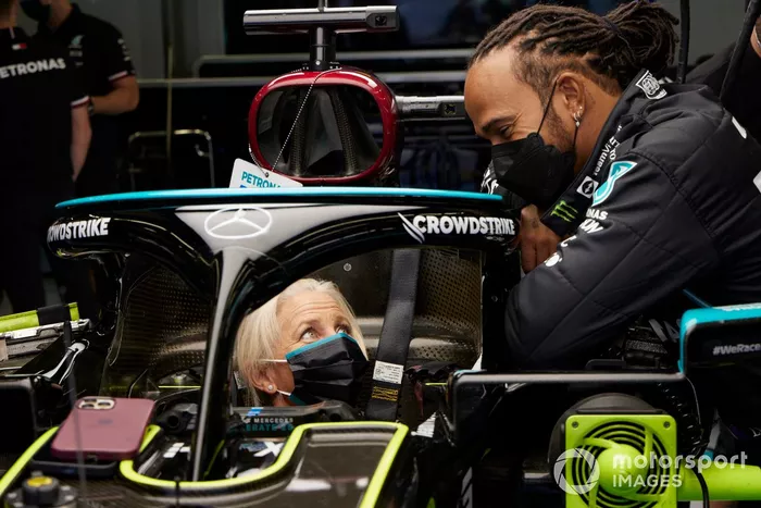 Angela Cullen, fisio de Lewis Hamilton, con Lewis Hamilton, Mercedes 