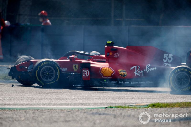 Carlos Sainz., Ferrari SF21, sufre un accidente y provoca una bandera roja