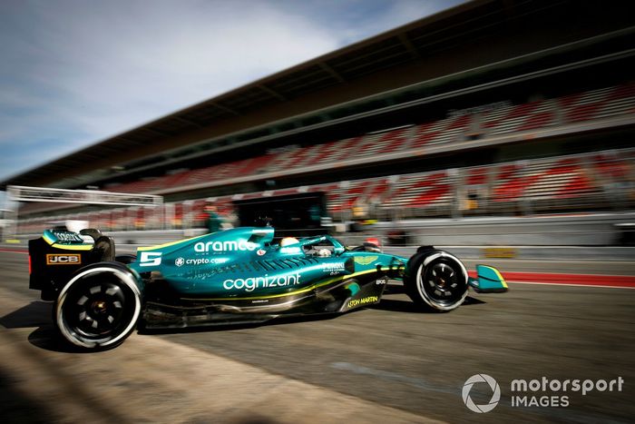 Sebastian Vettel, Aston Martin AMR22, sale del garaje