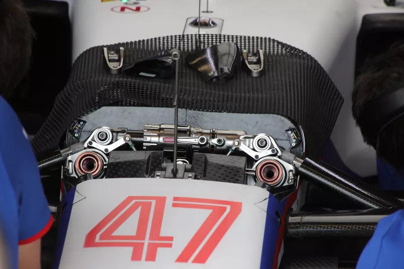 Suspension avant de la Haas VF-22
