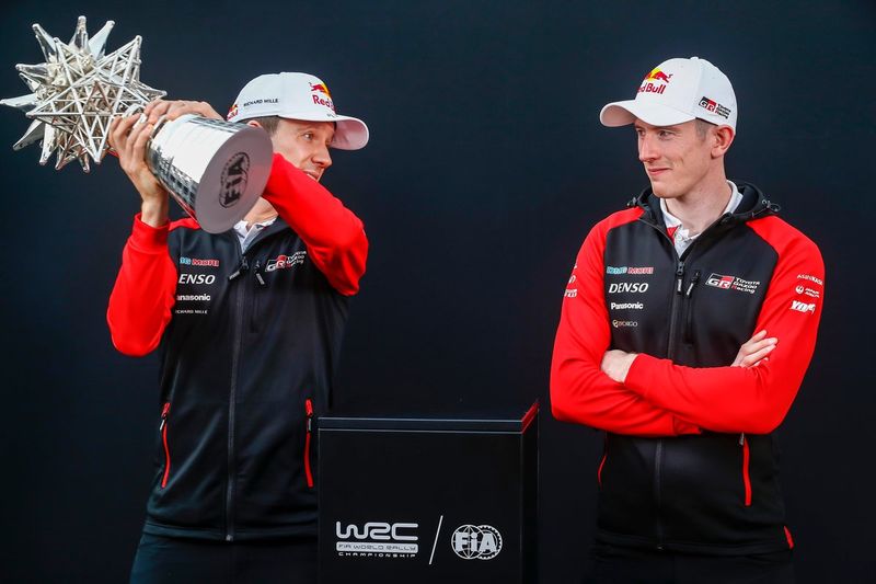Sébastien Ogier, Toyota Gazoo Racing WRT, Elfyn Evans, Toyota Gazoo Racing WRT con el trofeo del Campeonato del WRC