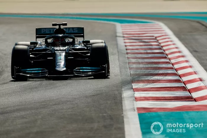 George Russell, Mercedes W10 adaptado (muleto) con los Pirelli de 18 pulgadas 