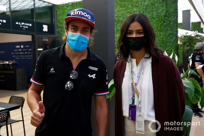 Fernando Alonso, Alpine F1 y Reema Juffali piloto profesional de carreras de Arabia Saudí