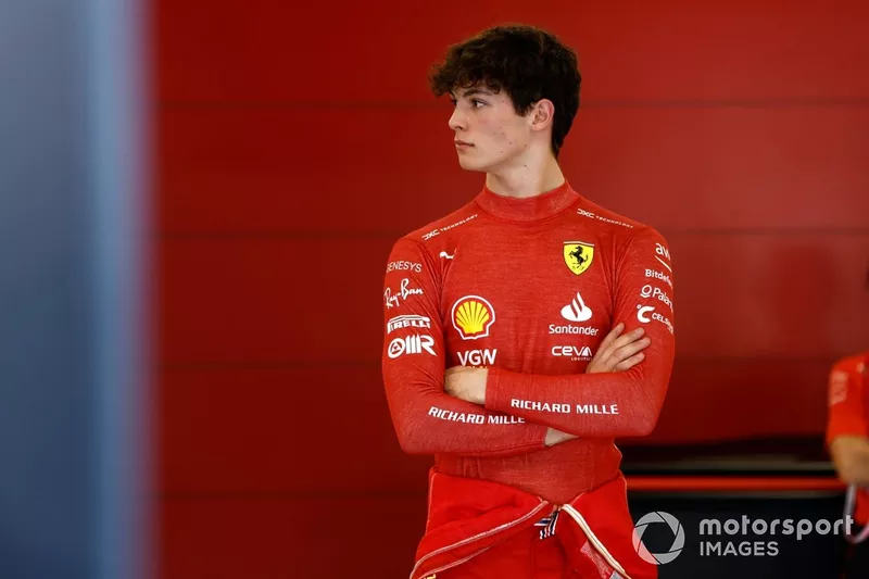 Oliver Bearman, Scuderia Ferrari, dans le garage 