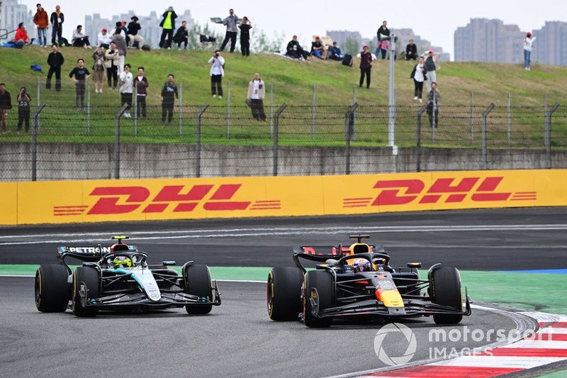 Max Verstappen, Red Bull Racing RB20, supera Lewis Hamilton, Mercedes F1 W15