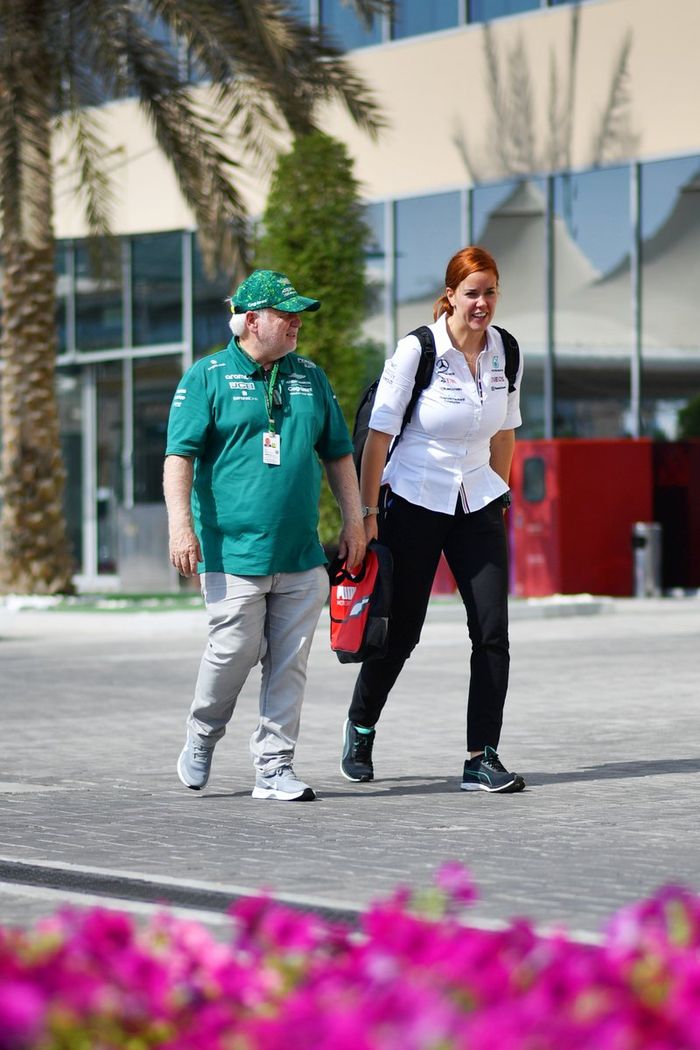 Norbert Vettel llega al paddock